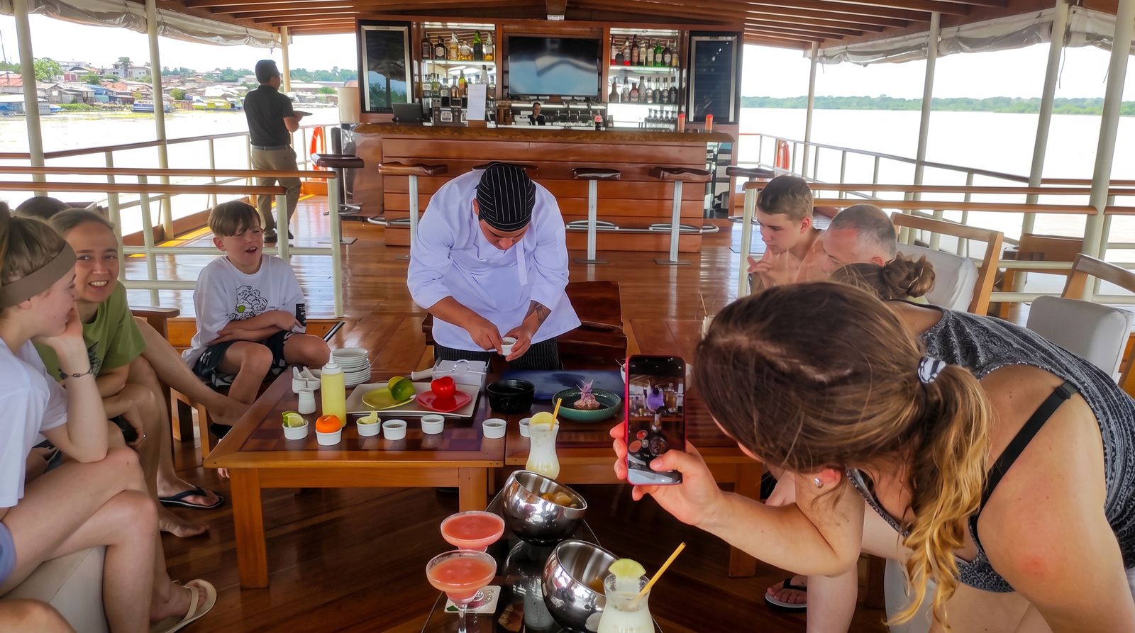 Turistas viendo una demostración de cocina de Wil en el crucero por el Amazonas